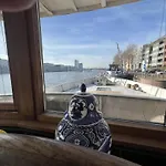 船上ホテル Stunning Boat With A View *