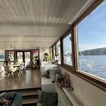 Stunning Boat With A View 船上ホテル