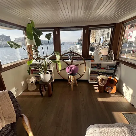 Stunning Boat With A View Ботель