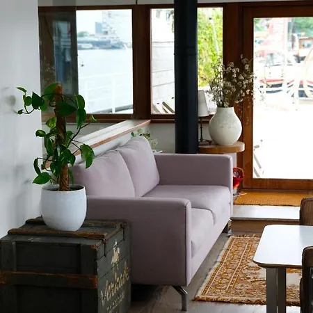 Hotel na wodzie Stunning Boat With A View