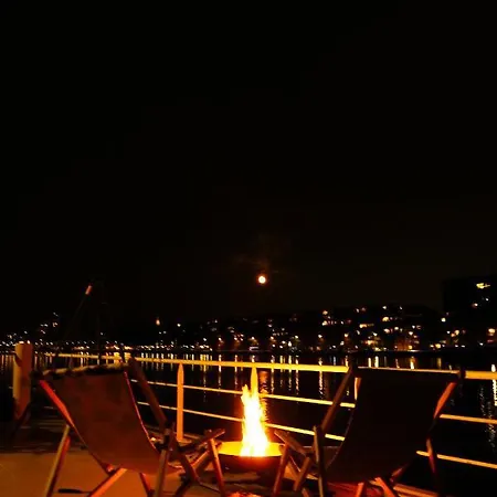 Hotel na wodzie Stunning Boat With A View