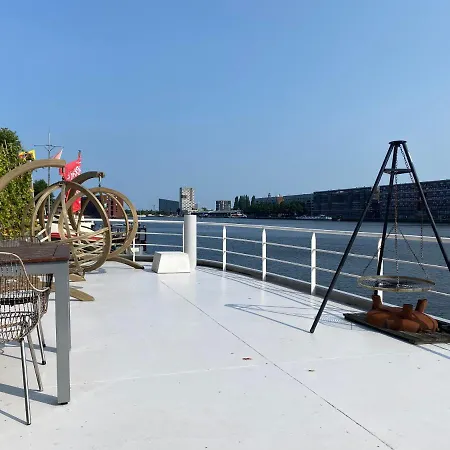 Stunning Boat With A View Hotel na wodzie