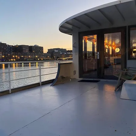 Hotel na wodzie Stunning Boat With A View