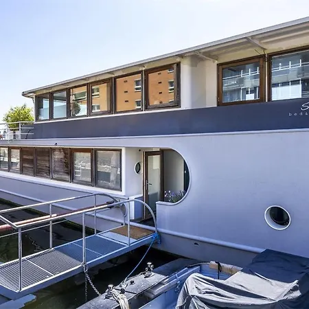 Hotel na wodzie Stunning Boat With A View *