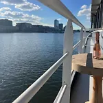 Stunning Boat With A View Båthotell