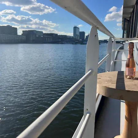 Stunning Boat With A View Hotel en barco