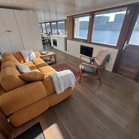 Stunning Boat With A View Ботель *