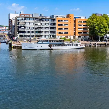 Botel Stunning Boat With A View *