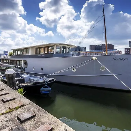 Stunning Boat With A View Hotel en barco
