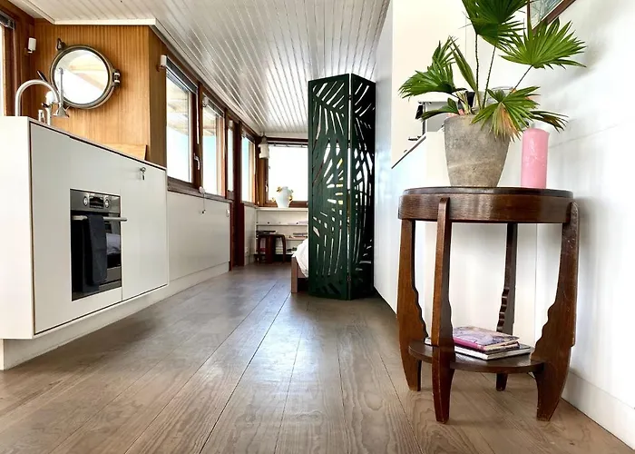 Ботель Stunning Boat With A View