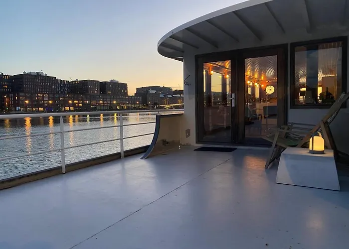 Ботель Stunning Boat With A View