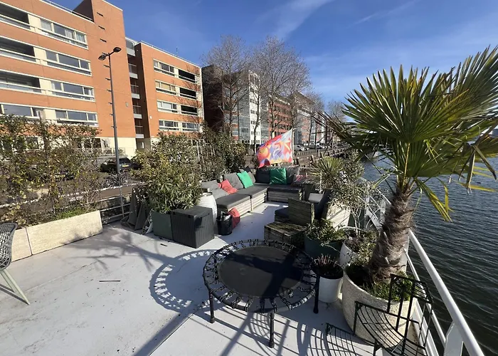 Stunning Boat With A View Ботель