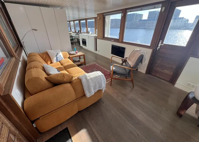 Stunning Boat With A View Ботель *