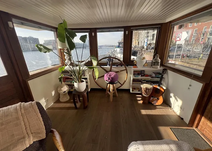 Stunning Boat With A View Ботель