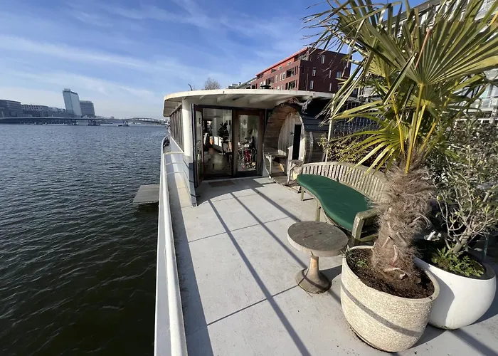 Stunning Boat With A View Ботель *