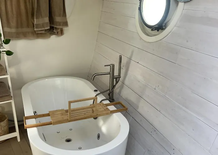 Stunning Boat With A View Ботель