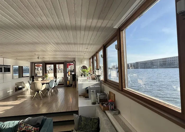 Stunning Boat With A View Ботель